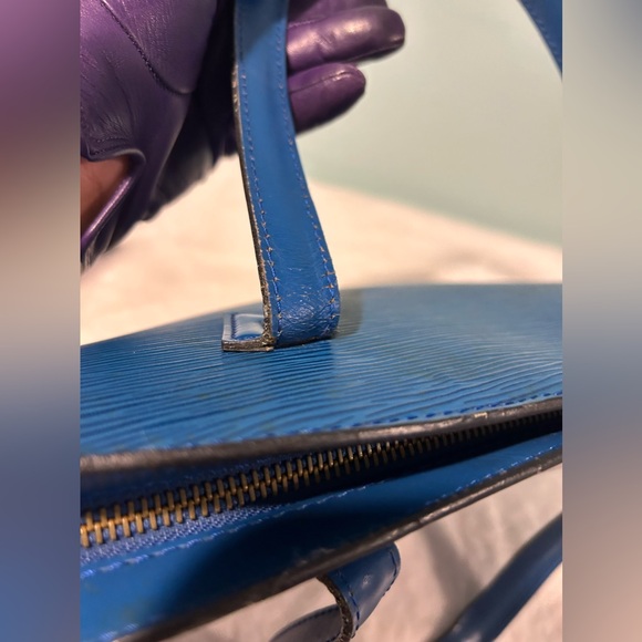 LOUIS VUITTON St. Jacque in Epi Blue Leather. Authentic & Pre-owned. - Picture 4 of 11